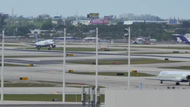 Leszálló repülőgép a repülőtéren — Stock videók