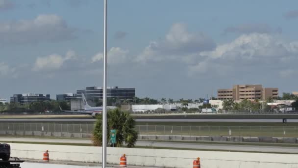 Avión aterrizando en el Miami — Vídeo de stock