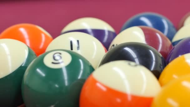 Bolas de piscina em uma mesa de bilhar — Vídeo de Stock