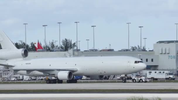 Lading vliegtuig op de luchthaven — Stockvideo