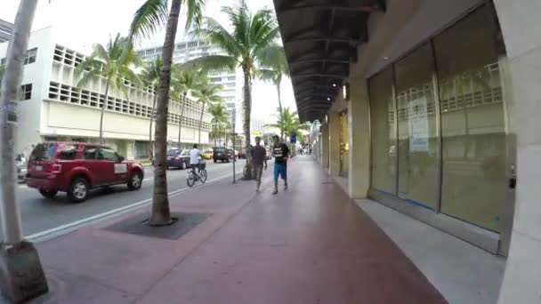 Patinaje en Miami Beach — Vídeo de stock