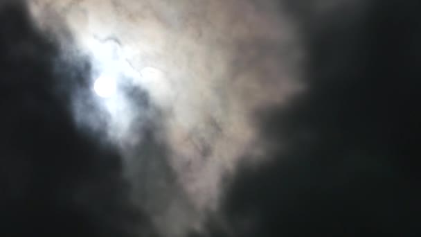 Nubes oscuras moviéndose sobre el sol — Vídeo de stock