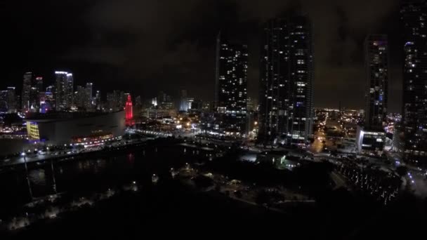 Повітряні відео центрі міста Майамі вночі — стокове відео