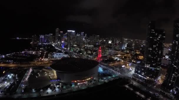 Luchtfoto video Downtown Miami's nachts — Stockvideo