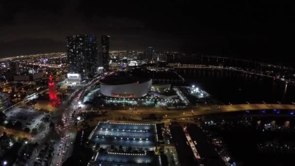 Luchtfoto video Downtown Miami's nachts — Stockvideo