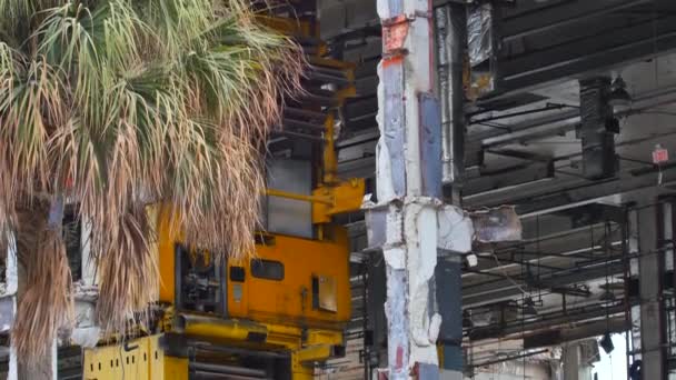 Gamla övergivna byggnaden med stål maskiner — Stockvideo