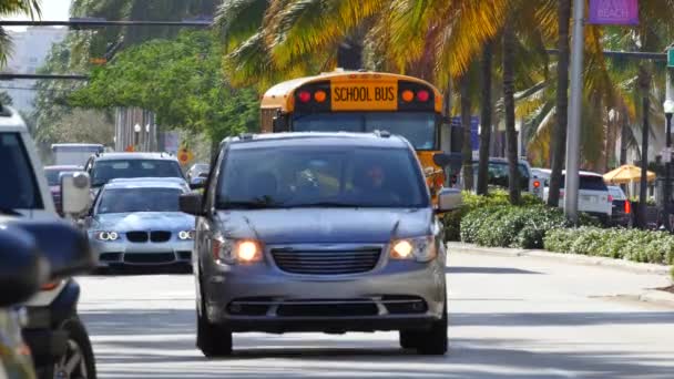 交差点での学校のバス — ストック動画