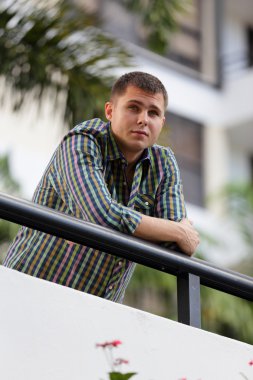 çıkıntıya yaslanan adam