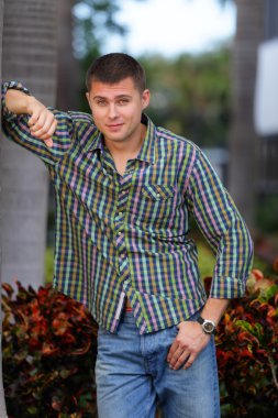 adam bir ağaca yaslanmış