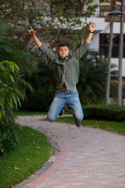 Adam bahçede atlama