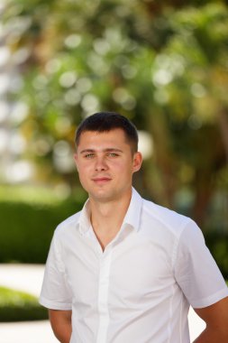 Yakışıklı adam açık havada doğa ayarı