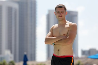 Kolları çapraz adam