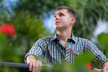 Rus yakışıklı bir bahçede poz