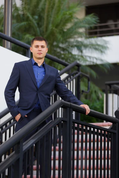 Empresário posando em uma escada — Fotografia de Stock