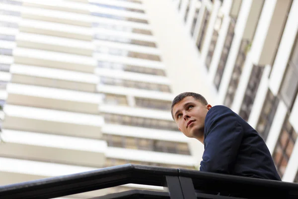 Empresario con edificio en segundo plano —  Fotos de Stock