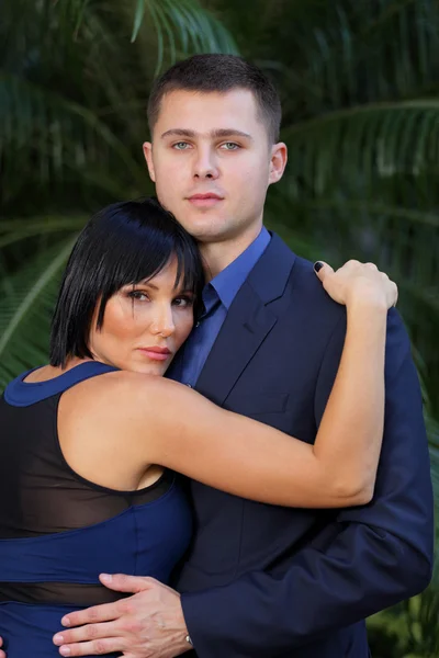 Loing casal juntos em traje formal — Fotografia de Stock