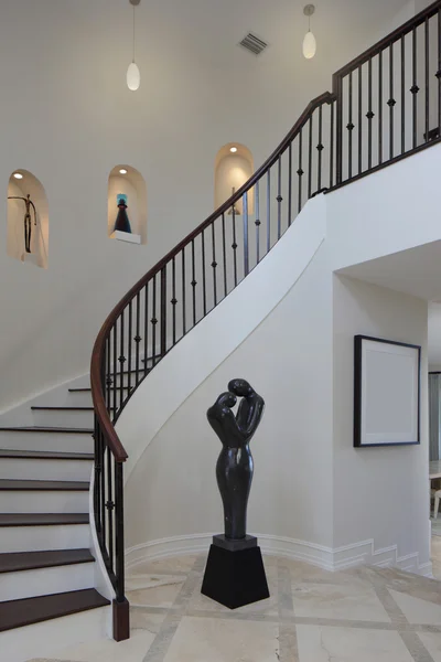 Intérieur moderne avec escalier en colimaçon — Photo