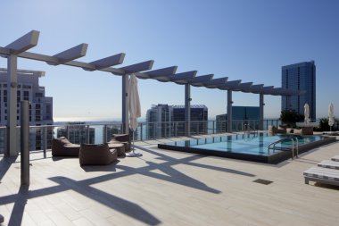 çatı katındaki yüzme havuzu