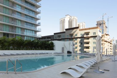 çatı katındaki yüzme havuzu