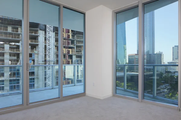 Chambre moderne avec vue sur la ville — Photo