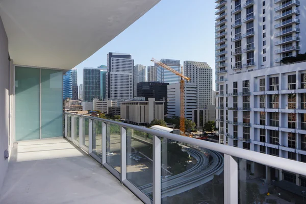 Balkong med utsikt över staden — Stockfoto