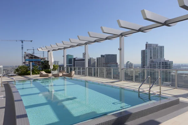 Rooftop swimming pool — Stock Photo, Image