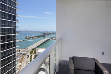 Şehir manzaralı balkon
