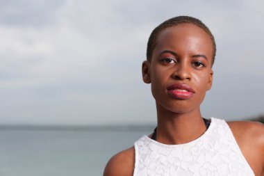 Kısa saçlı güzel bir genç kadının headshot