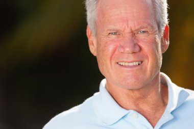 Yakışıklı üst düzey headshot