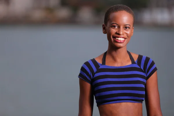 Jovem mulher sorrindo ao entardecer — Fotografia de Stock