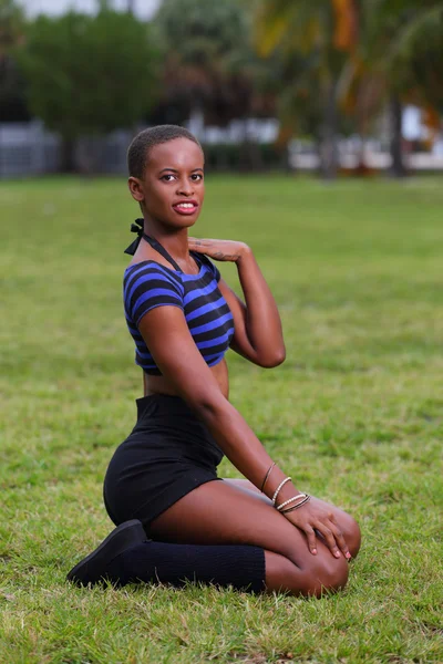 Jonge mode-model poseren op gras in het park — Stockfoto