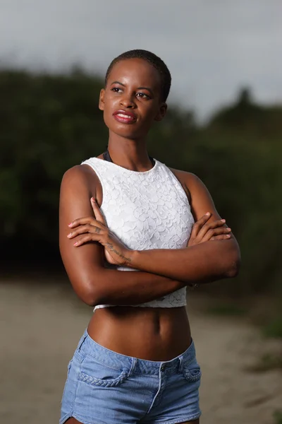 Bilden av en ung svart kvinna med armarna korsade — Stockfoto