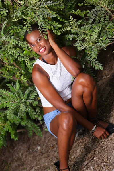 Vrouw poseren in een natuur-instelling — Stockfoto