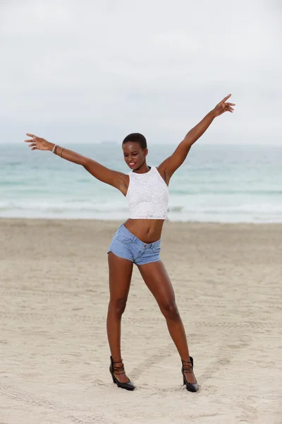 Modelo de moda en la playa con los brazos extendidos — Foto de Stock