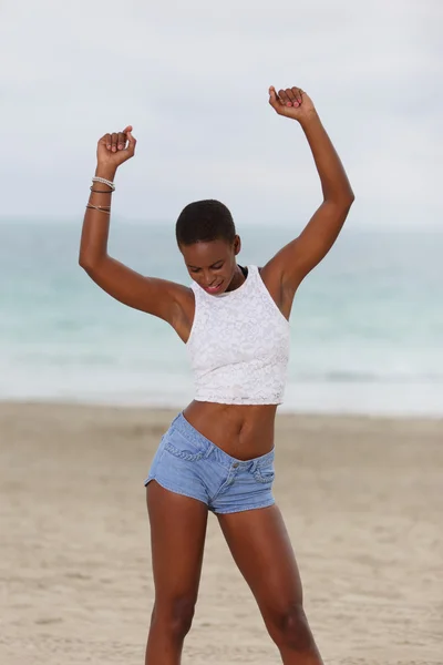 Modelka na pláži s rukama nataženýma — Stock fotografie
