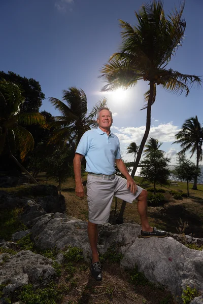 Senior man poseren in de natuur — Stockfoto