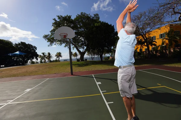 Senior man playing basketball — Stock Photo, Image