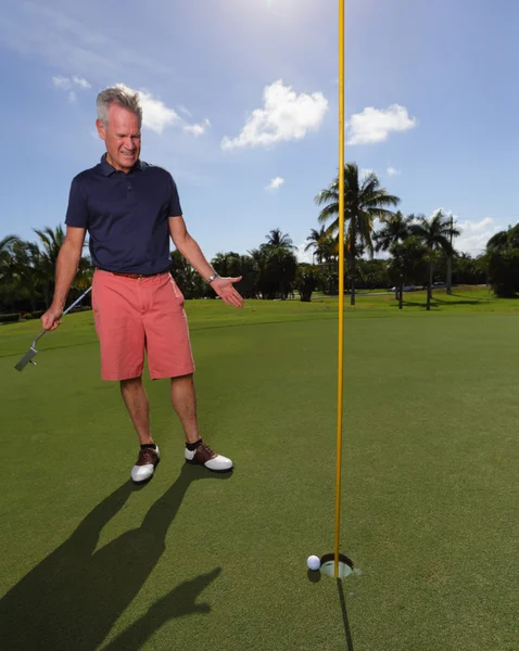 Golfista perturbado perdendo o tiro — Fotografia de Stock