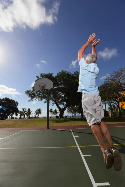 Senior Mann spielt Basketball — Stockfoto