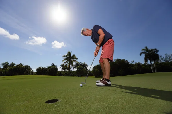 Golfista prestes a fazer um tiro — Fotografia de Stock