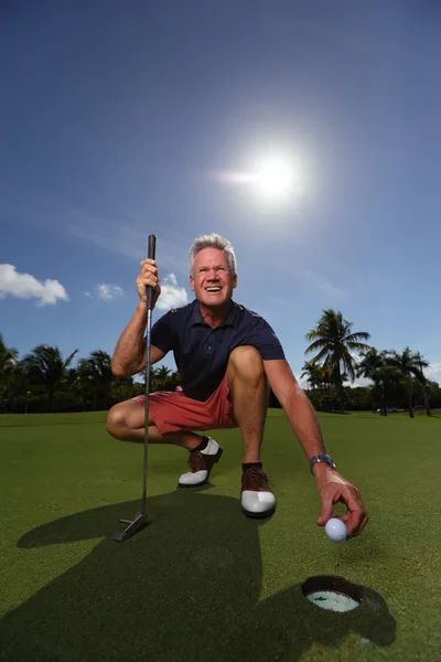 Pro golfista quitando la pelota del agujero —  Fotos de Stock