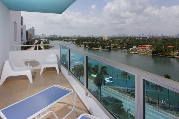 Balkon met uitzicht op Miami — Stockfoto