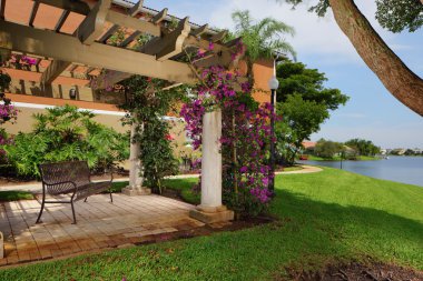 Göl kenarında çardak