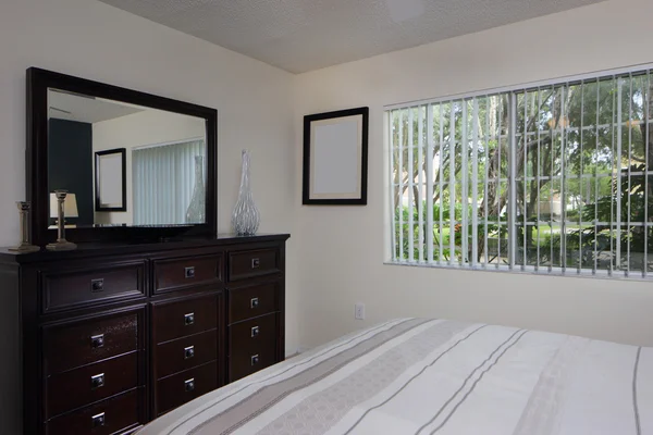 Mobilyalı modern yatak odası — Stok fotoğraf