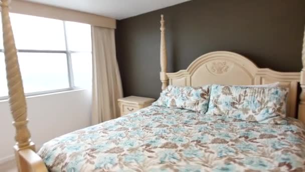 Découverte intérieure d'une chambre — Video