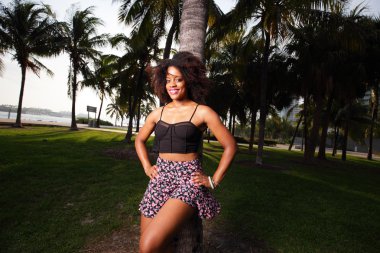 Bir ağaç tarafından poz çekici Jamaika kadın