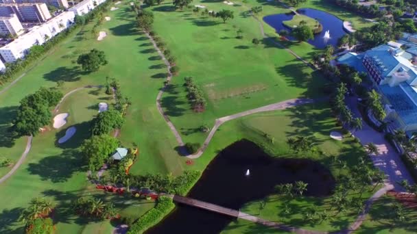 Bir golf sahası hava video — Stok video