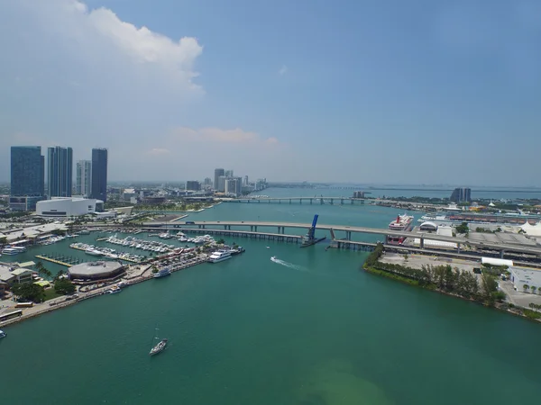 空中画像ダウンタウン マイアミのベイサイド — ストック写真