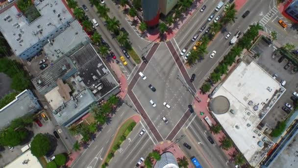 Vídeo aéreo sobre una intersección — Vídeo de stock