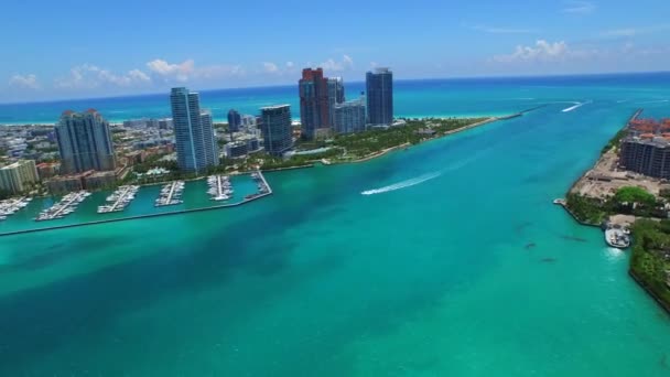 Vuelo de hiperlapso aéreo sobre Miami Beach — Vídeo de stock